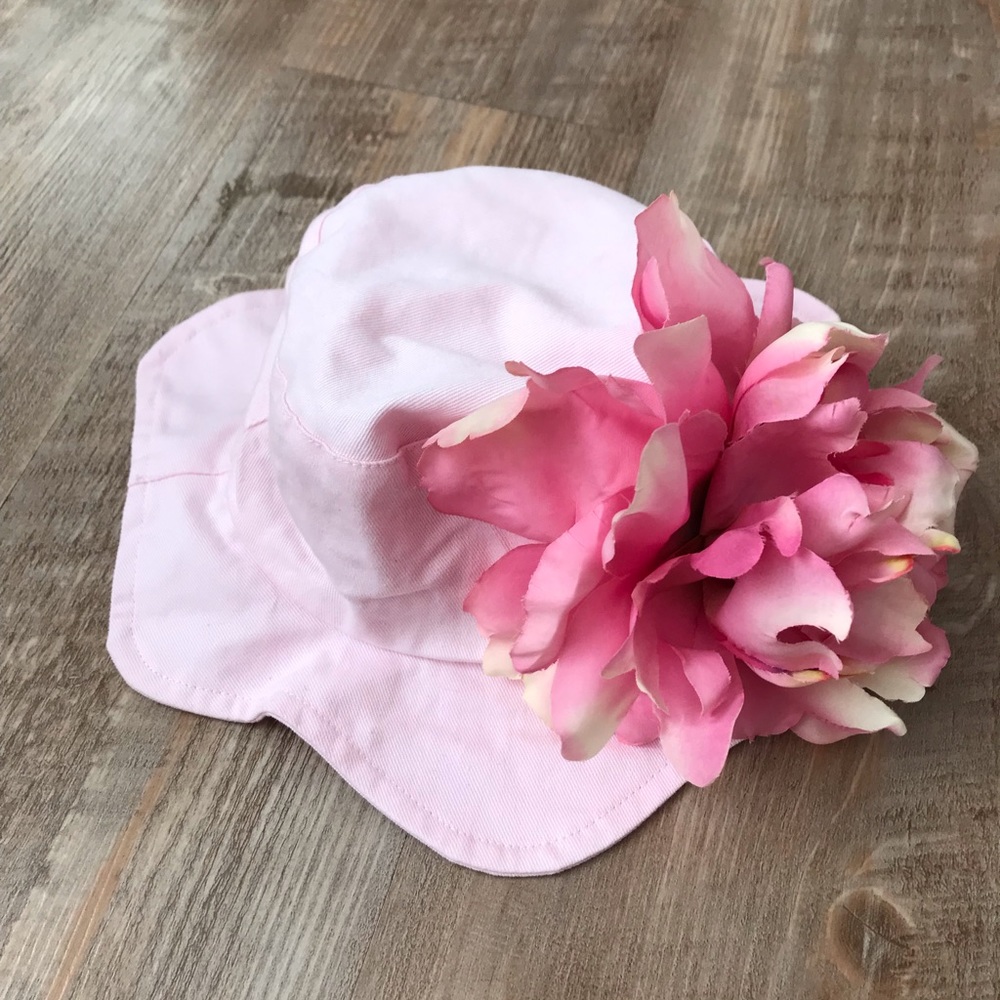 Infant sun hat.
